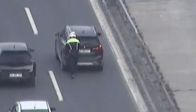 Arıza yapan aracı polis memuru itti