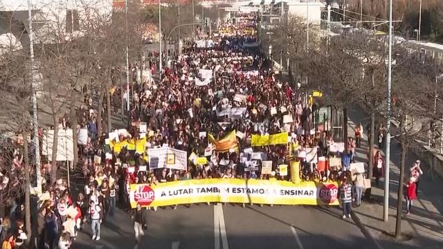 On binlerce öğretmenden protesto!