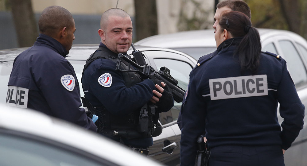Paris te polislere bıçaklı saldırı