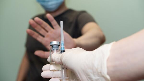 Uzman isim açıkladı: İşveren aşı olmayı reddeten çalışanı işten çıkarabilir mi?