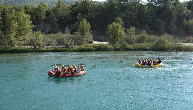 Antalya da tatilciler raftingle serinliyor