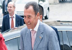 Sağcı ve Irkçı Siyasiler Yine İslam a Yüklendi