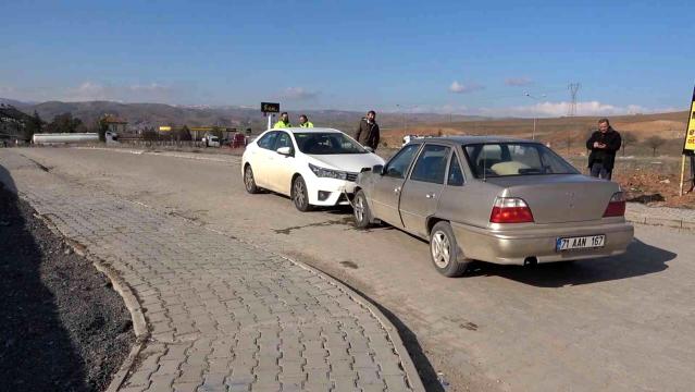 İki otomobil kafa kafaya çarpıştı