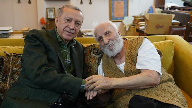 Cumhurbaşkanı Erdoğan, neyzen Niyazi Sayın’ı evinde ziyaret etti