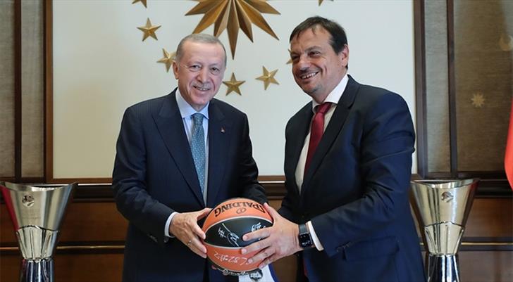 Cumhurbaşkanı Erdoğan dan Ergin Ataman a geçmiş olsun telefonu