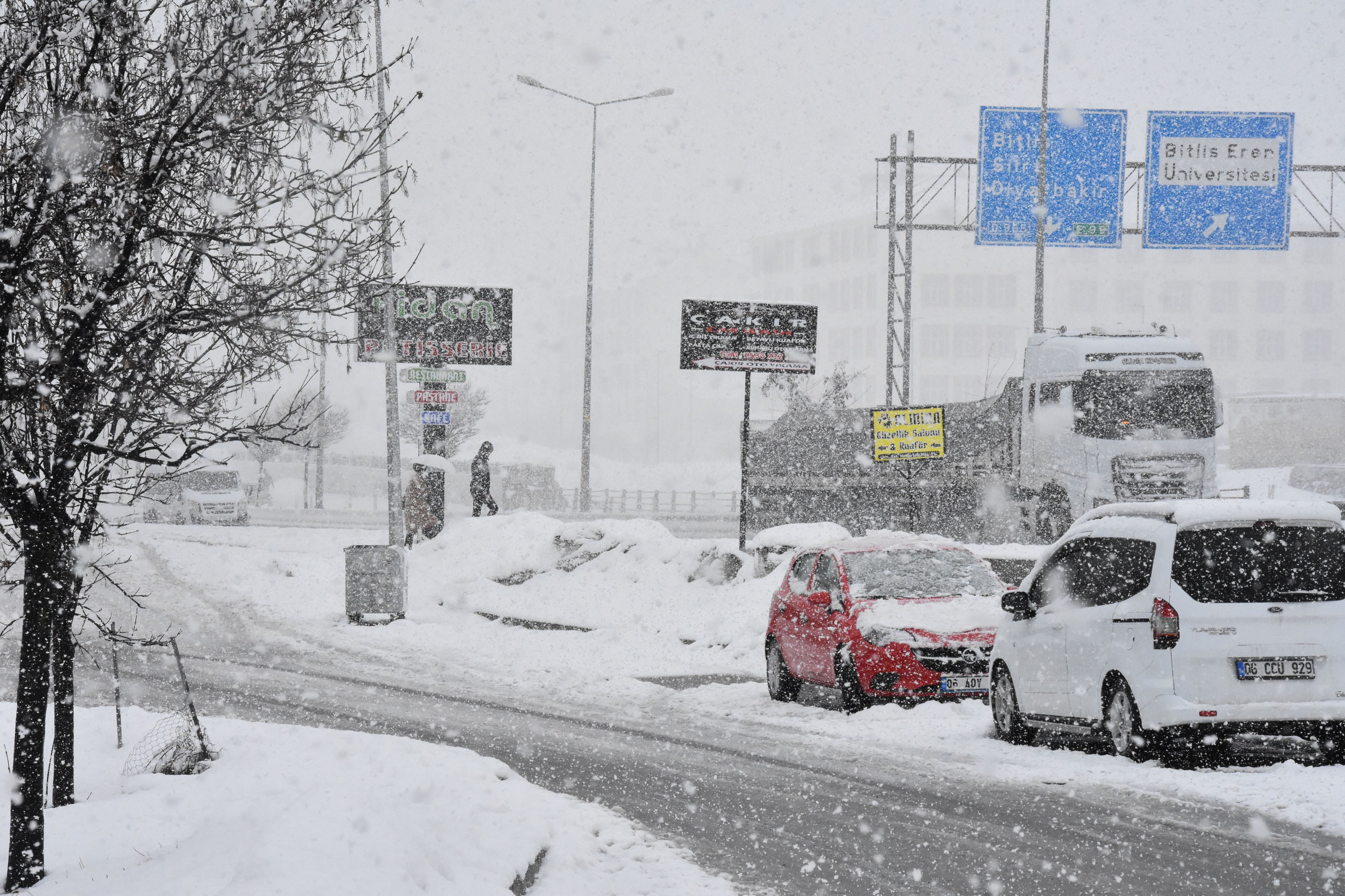 Bitlis te kar yağışı 4 köy yolunu kapadı