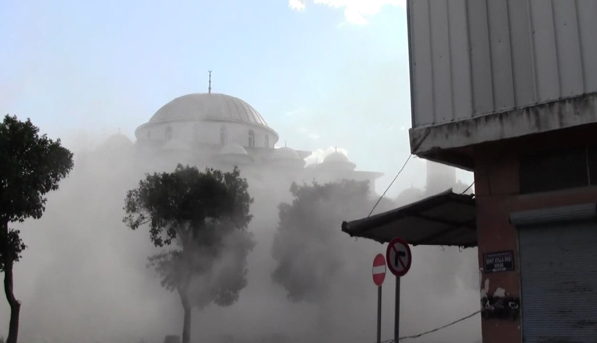 Adana’da hasarlı camiler yıkılıyor