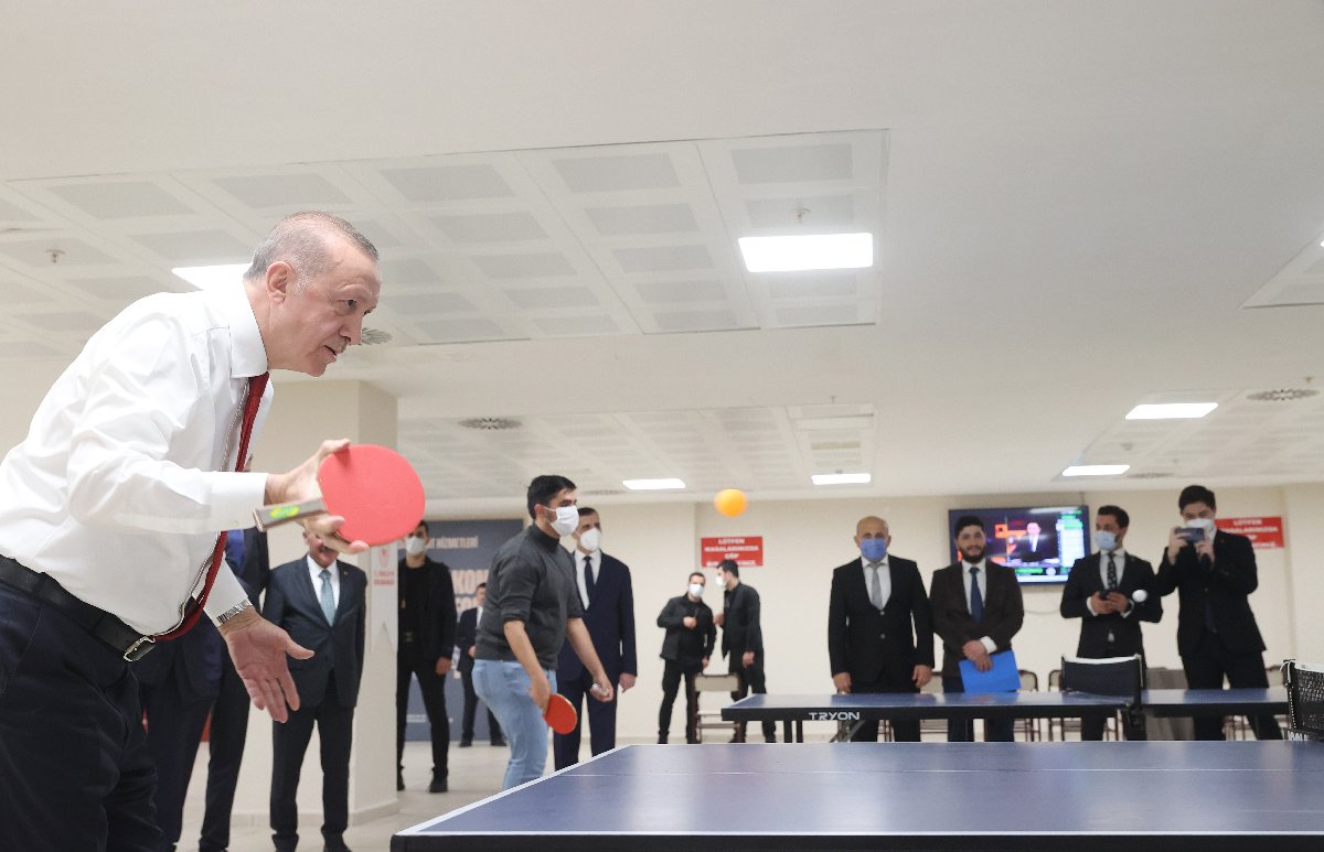 Erdoğan gençlerle masa tenisi oynadı