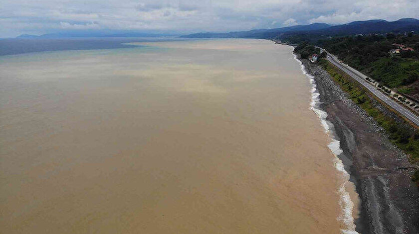 Karadeniz’in rengi değişti, görüntü şaşkına çevirdi