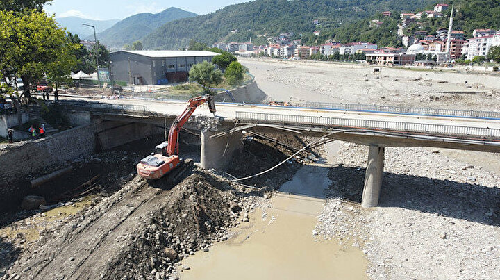 Sinop ta selde hasar gören 58 yıllık köprü yıkılıyor!