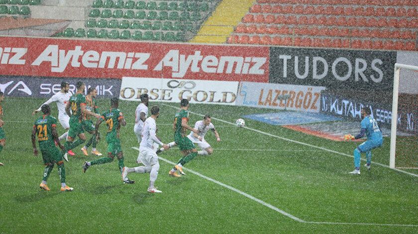 Aytemiz Alanyaspor - Demir Grup Sivasspor maçına yağmur engeli