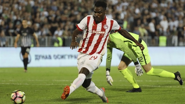 Emenike, Olympiakos u da çıldırttı