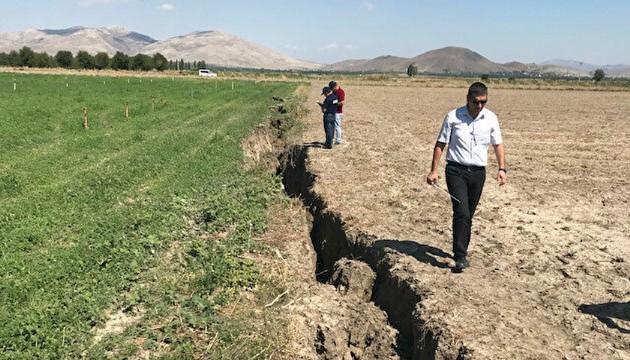 Dev yarıklar oluştu: AFAD inceleme başlattı