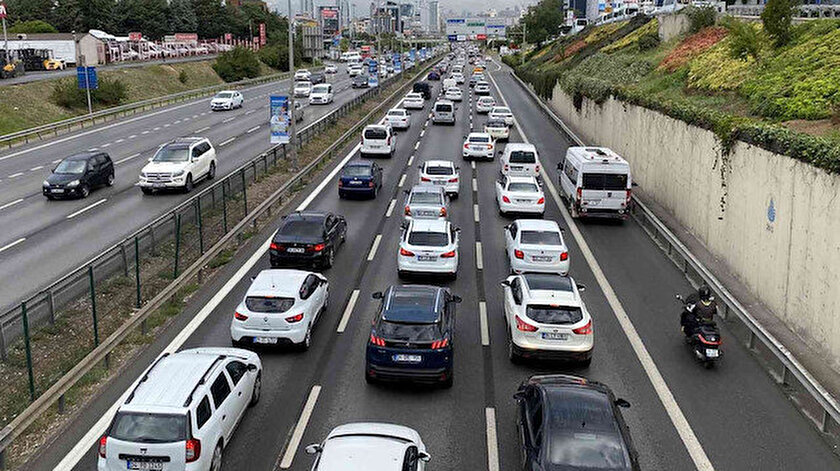 İstanbul da yağmur trafiği kilitledi