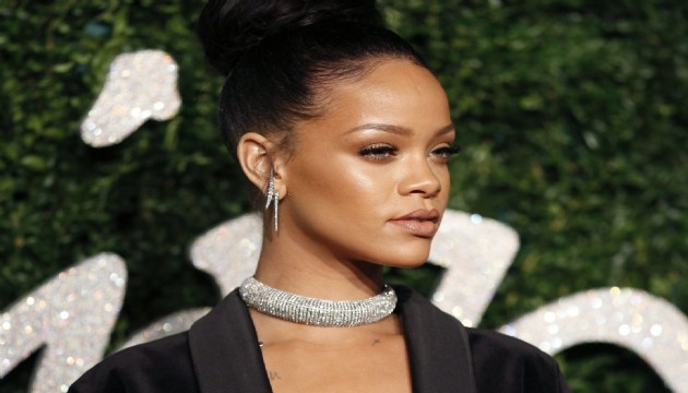 Rihanna bebeğini ilk kez paylaştı!