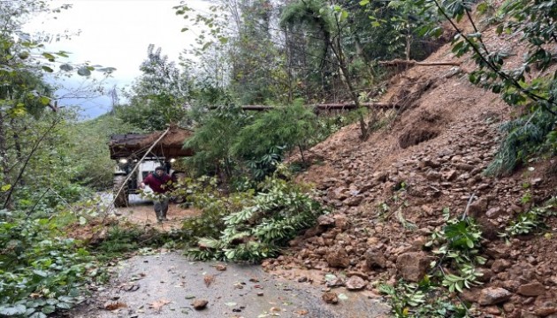 Rize'de heyelan: Yollar kapandı