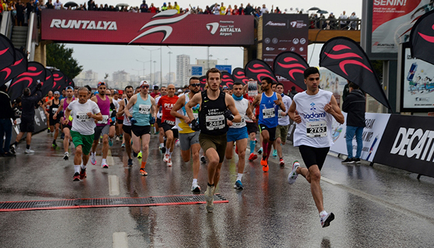 8 bin 500 sporcu Antalya da koşuyor!