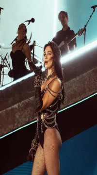 Dua Lipa kuzeninin düğününde döktürdü!