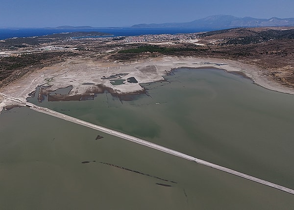 İzmir de altı barajdan üçü kurudu