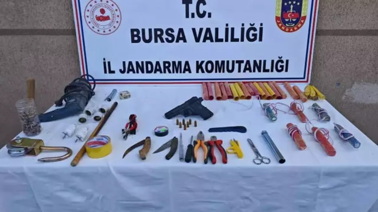 Definecilerden cephanelik çıktı