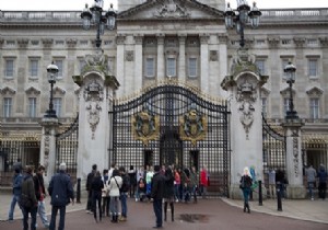 Buckingham Sarayı Önünde Namaz Kıldı!