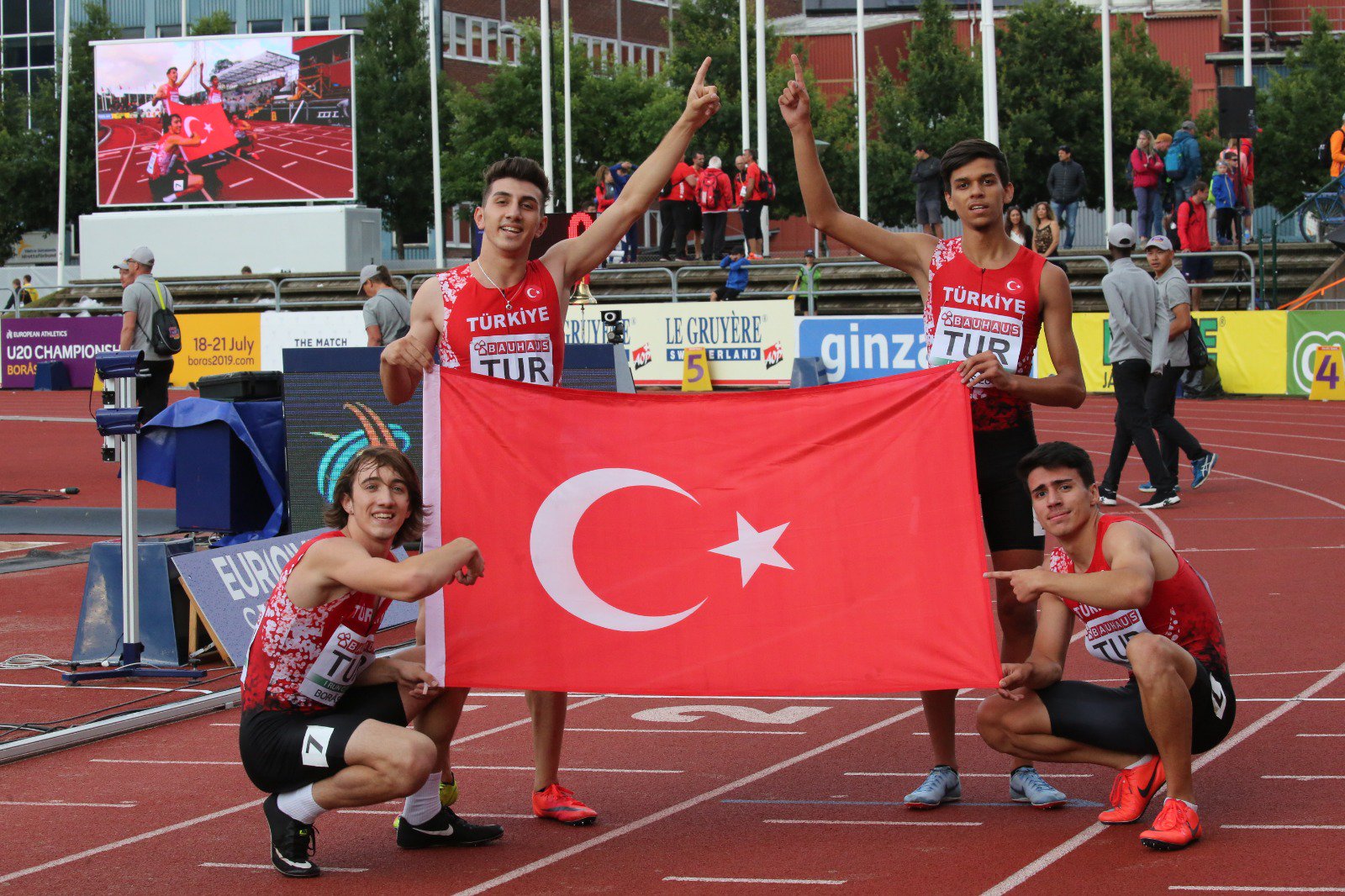 Bayrak yarışında altın madalya