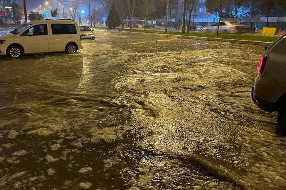 Depremin yıktığı illerden Kilis i de sel vurdu!