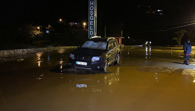 Sağanak nedeniyle dere taştı!