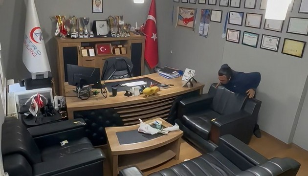 Sağlık çalışanı, kendine yaptığı Heimlich manevrası ile hayata tutundu