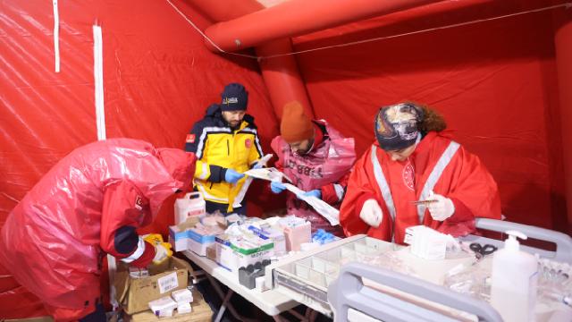 Sakarya, Düzce ve Karabük ten deprem bölgesine sağlık personeli desteği