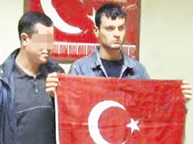 BAYRAKLI FOTOĞRAF KATİLİ UNUTTURDU