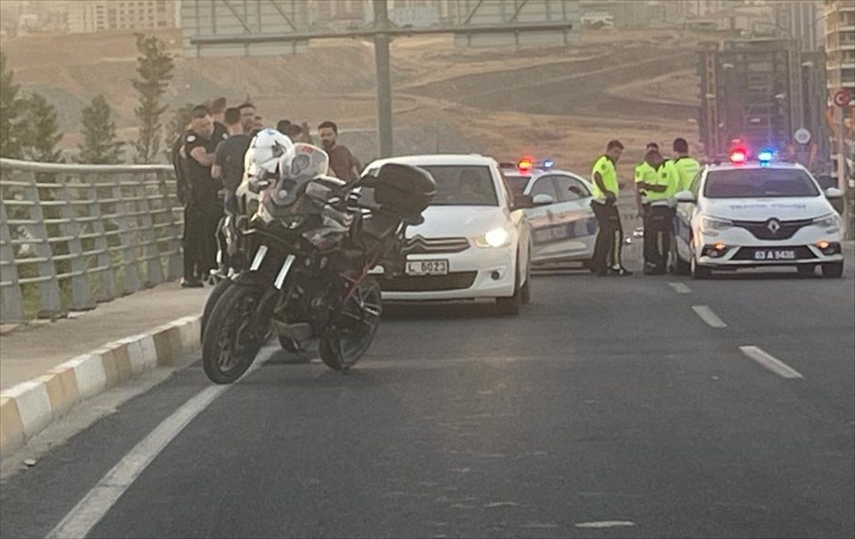 Şanlıurfa da kamyonete çarpan motosikletli 2 polis yaralandı