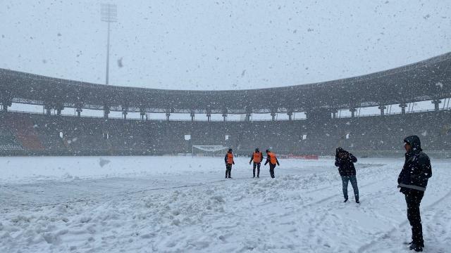 Şanlıurfaspor-Esenler Erokspor maçı yoğun kar yağısı nedeniyle ertelendi