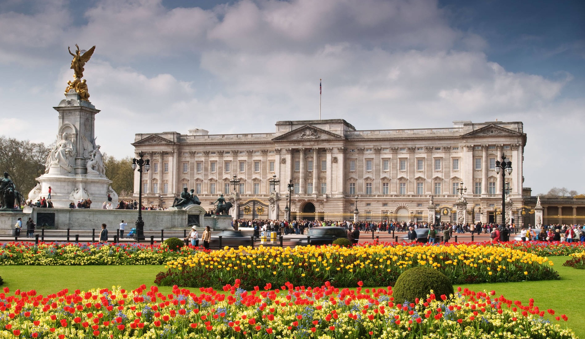 Taç giyme törenine günler kala Buckingham Sarayı nda büyük panik!