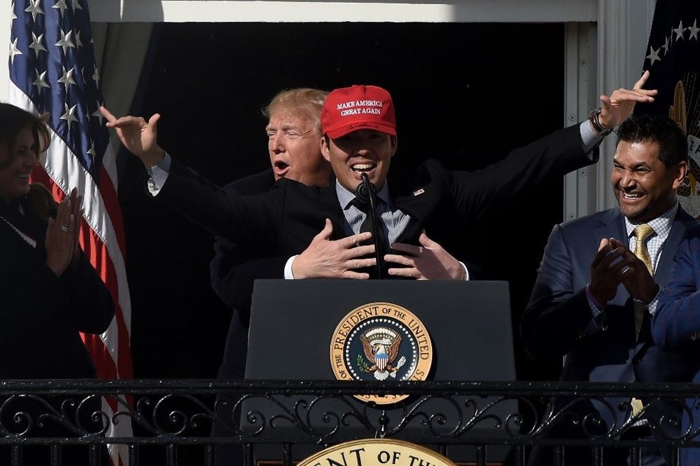 Trump, beyzbol oyuncusuna sarıldı