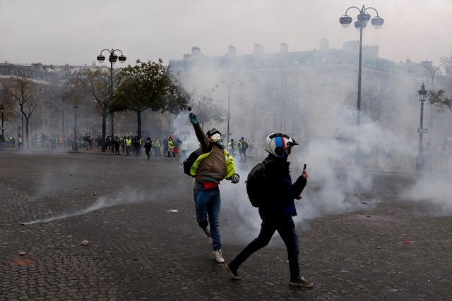 Fransa da  sarı yelekliler  yeniden sokakta