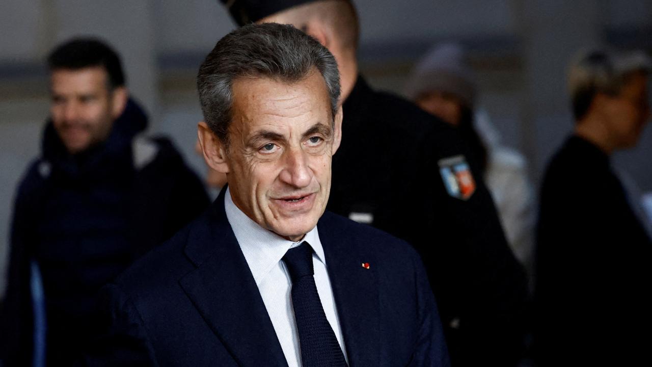 Eski Fransa Cumhurbaşkanı Sarkozy e 1 yıl hapis cezası