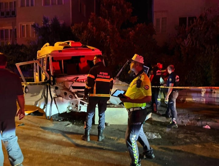 Aydın da minibüs ve otomobil çarpıştı: 11 yaralı