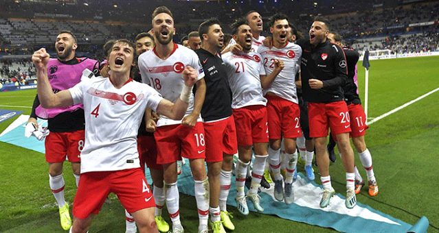 UEFA dan Türk oyunculara büyük onur