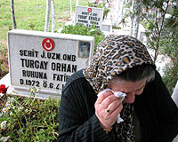 ŞEHİT AİLELERİ, EVLATLARIYLA MEZARLARI BAŞINDA BAYRAMLAŞTI