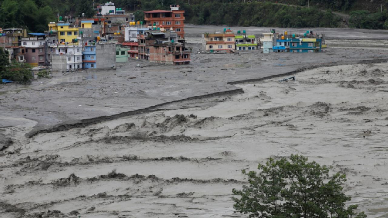 Nepal i vuran sel ve heyelanda bilanço ağırlaşıyor: 77 ölü