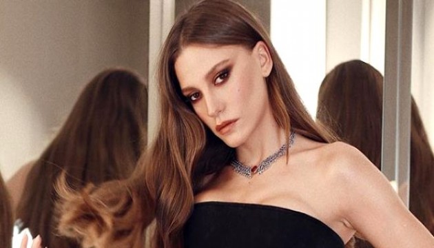 Serenay Sarıkaya tarzıyla olay oldu!