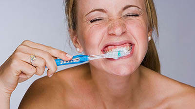 Uzman isim: Diş fırçalarken yapılan bu hata diş sağlığını tehlikeye atıyor
