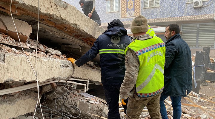 Hatay da yıkılan binada yardım çağrısı