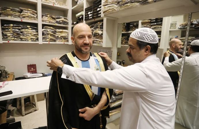 Messi nin Katar da giydiği geleneksel kıyafete büyük ilgi