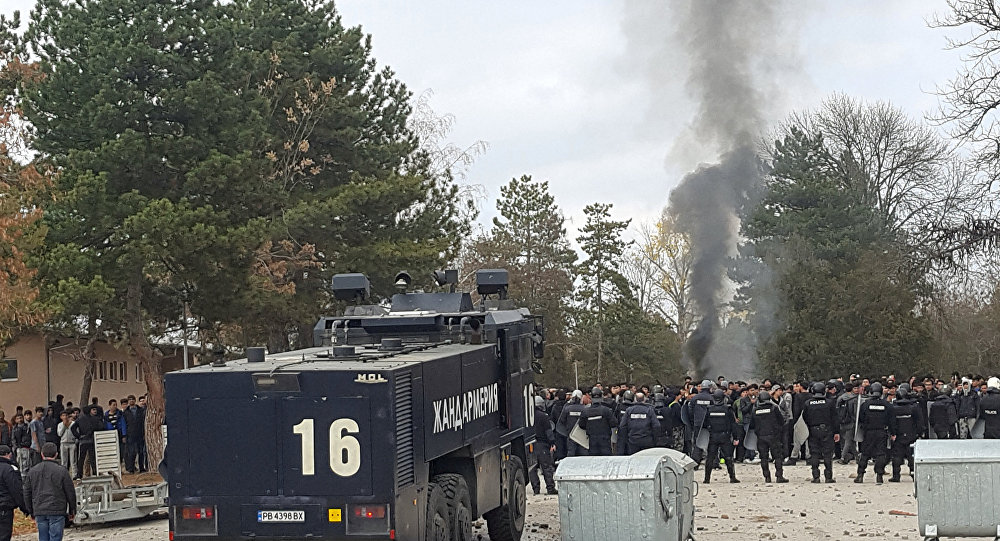 Sığınmacılar ile polis çatıştı!