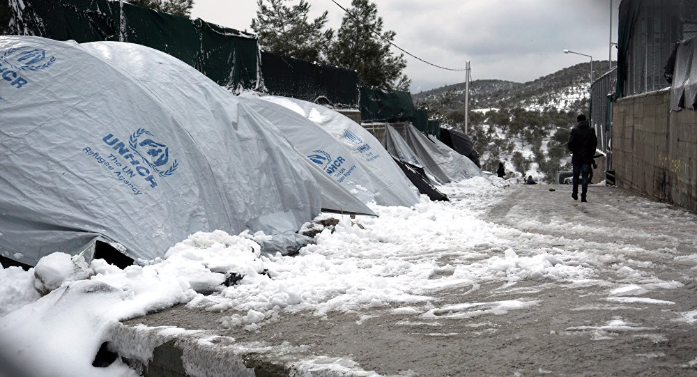 Sığınmacılar savaş gemisine taşındı