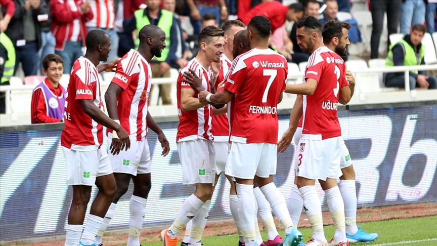 Sivasspor evinde farklı kazandı