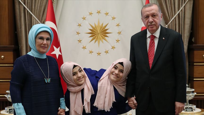 Erdoğan siyam ikizlerini kabul etti