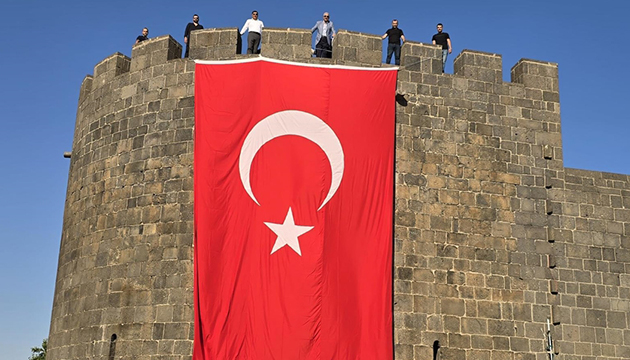 Diyarbakır Surları na dev bayrak asıldı